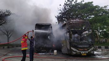 2 辆跨省巴士在巴托亚齐航站楼被大火烧毁， 据称机器短路触发