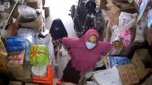 Sad Tangsel, Little Girl Invited To Steal Cooking Oil By Her Mother