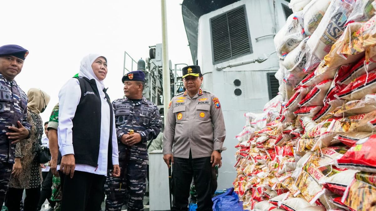 ندرة الغذاء بسبب سوء الأحوال الجوية، KRI Malahayati 362 يجلب المساعدة اللوجستية إلى جزيرة ماسالمبو، سومينيب