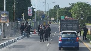 경찰은 Persib Bandung 지지자들이 Madura United 본사에 오는 것을 막기 위해 여러 차례 점검을 실시합니다.