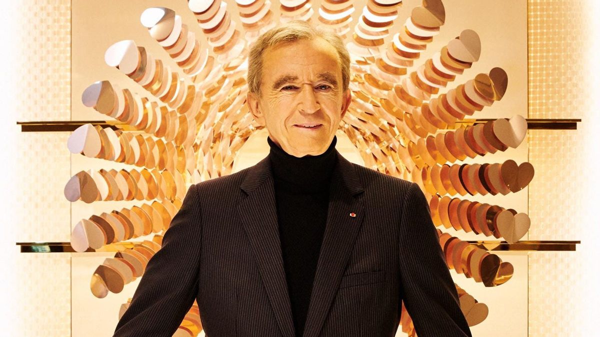 Luxury billionaire Arnault sells out of retailer Carrefour