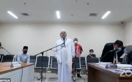 Rizieq Shihab Salat, Hakim Skors Sidang Kasus Prokes Megamendung