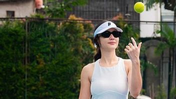 네티즌들의 격려에 힘입어 테니스를 치는 페비타 피어스의 초상화 6장을 살펴보세요