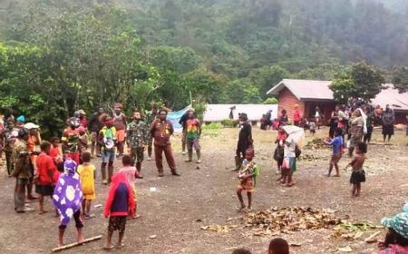 Akrabnya Prajurit TNI dengan Warga Distrik Tembagapura, Bakar Batu dan Makan Bersama