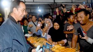 Di Malam Tahun Baru 2024, Pedagang Temulawak Ini Senang Dagangannya Diborong Presiden Jokowi