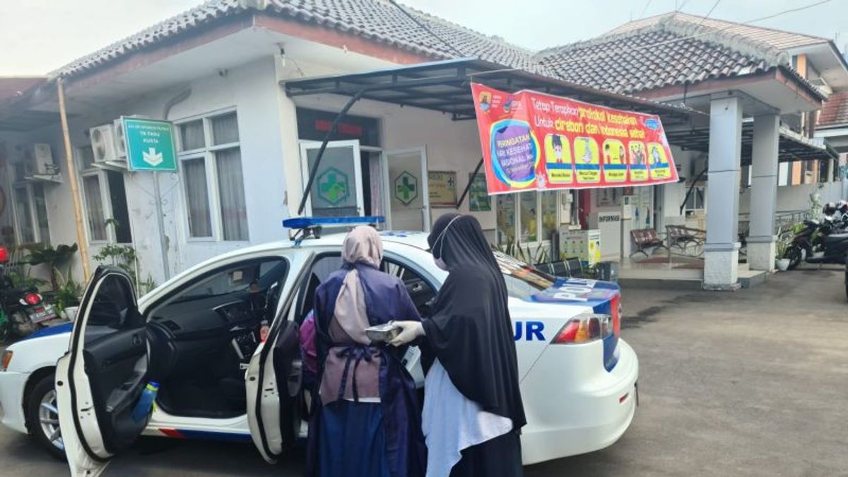 Contractions Dans Le Bus En Retournant à Pekalongan, Un Officier De PJR Palikanci Aide Cette Mère à Accoucher