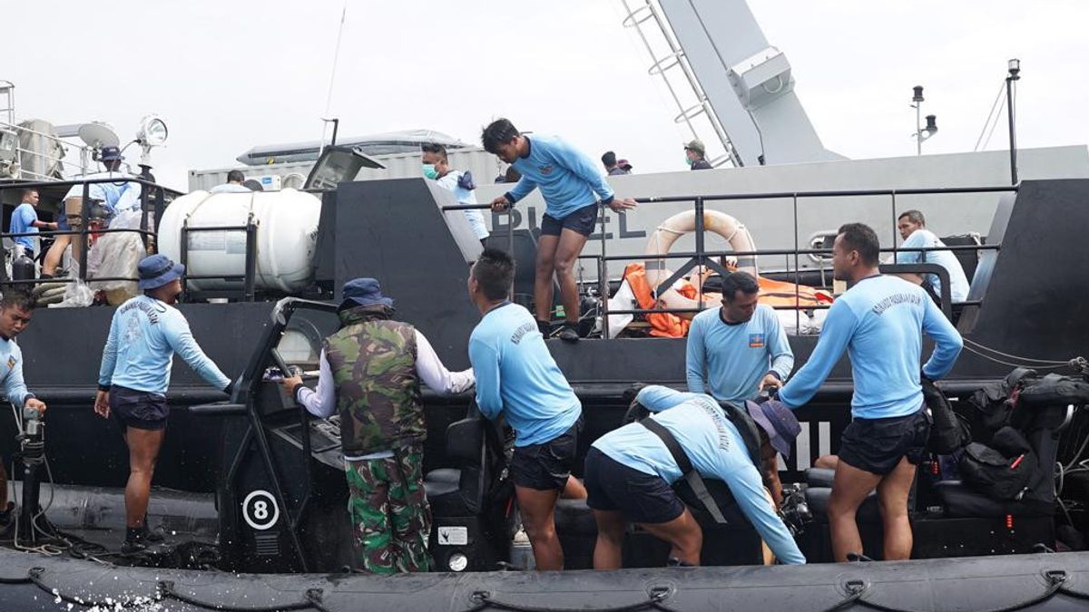 斯里维贾亚航空 SJ-182 SAR 团队在千岛群岛相撞的两艘船