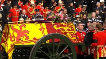 从惠灵顿拱门出发，英国女王伊丽莎白二世的棺材在安妮公主的陪同下乘坐皇家灵车被带到温莎城堡