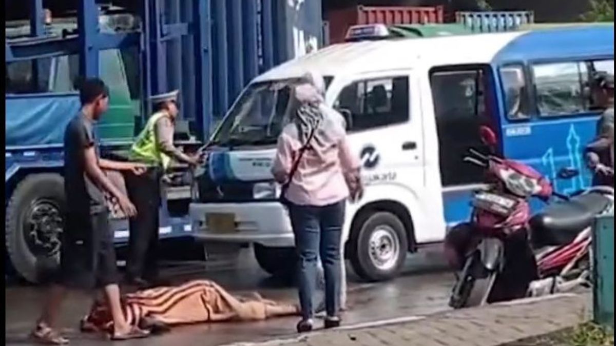 Jalan Licin, Pemotor Wanita Tewas Usai Jatuh Menabrak Truk di Cilincing