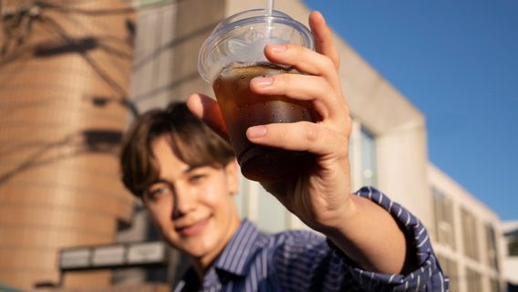 Minum Es Saat Cuaca Panas, Apakah Menyebabkan Pilek dan Demam? Cek Faktanya