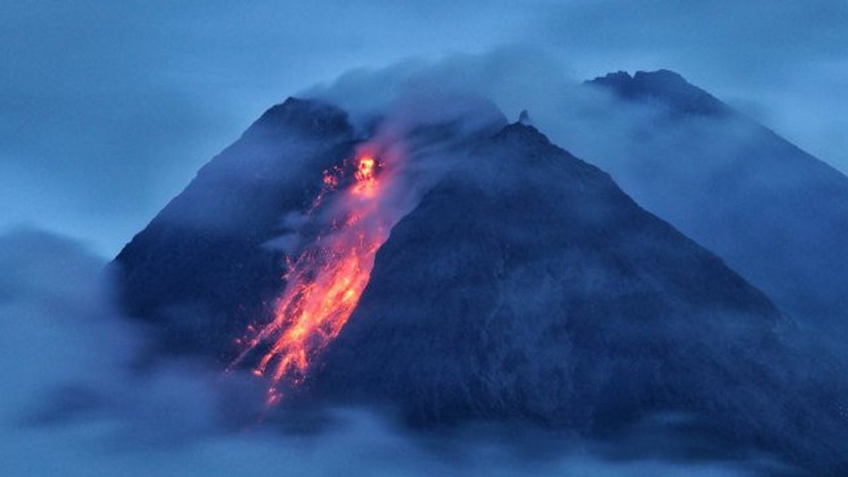 Le Mont Merapi Lance 900 Mètres De Lave Incandescente