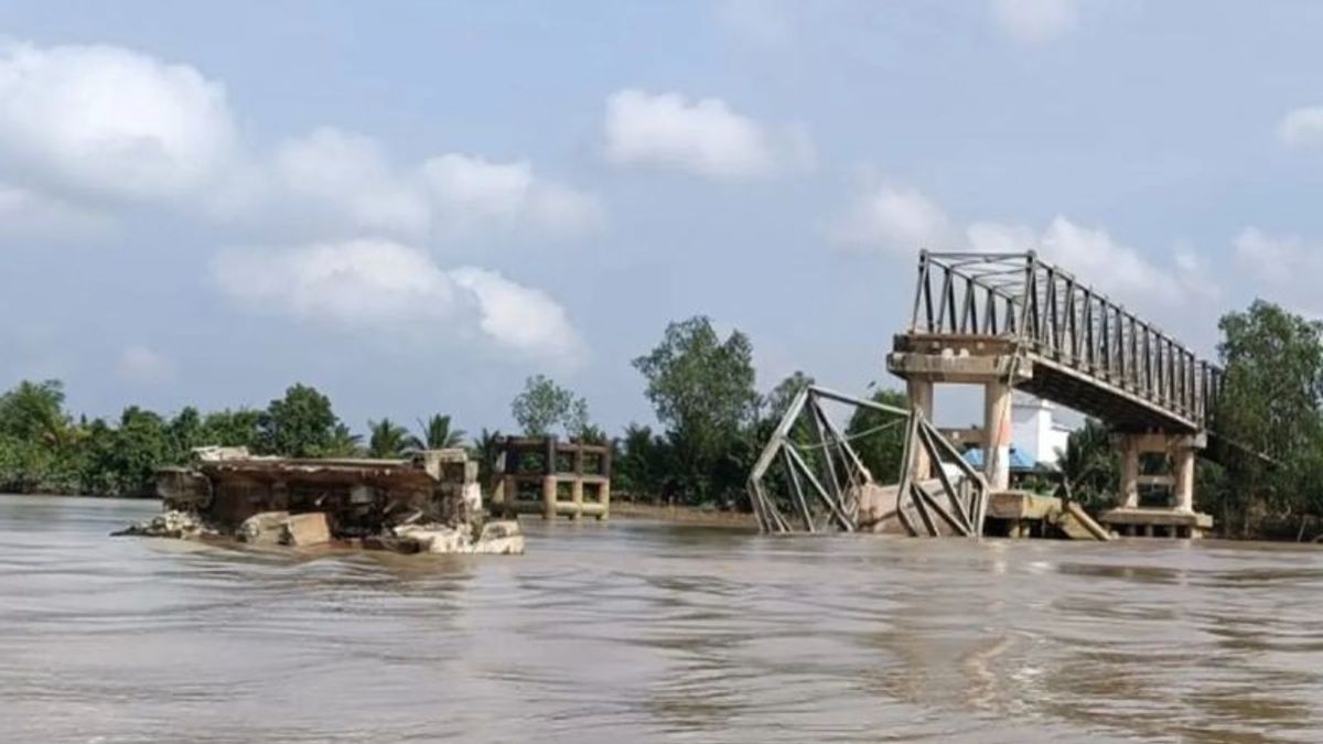 Preventing Casualties, Traffic Of Goods Ships Under The Ambruk Bridge In Muba, South Sumatra, Is Closed