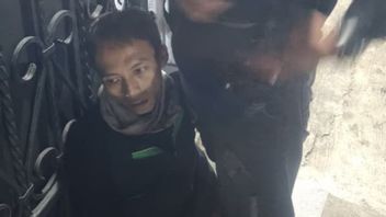 一名14岁的少年在参观肯东夫人的家时被提里的父亲拒绝