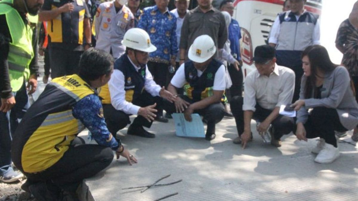 Cirebon Regency Government Starts Repairing 31 Damaged Roads