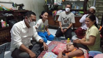 Des Dizaines D’enfants Dans Une Unité De Quartier De La Ville De Surabaya Touchée Par La Dengue