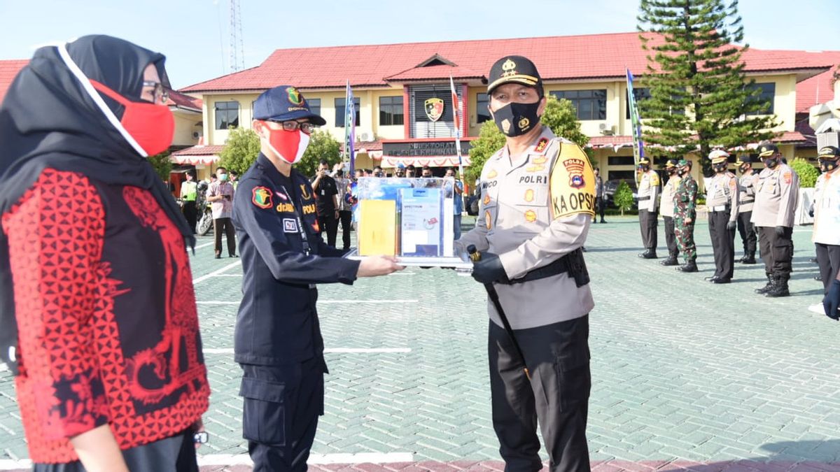 La Police De Kalsel Distribue Un Million De Masques - Mille Paquets Alimentaires Pour Les Personnes Touchées Par COVID-19