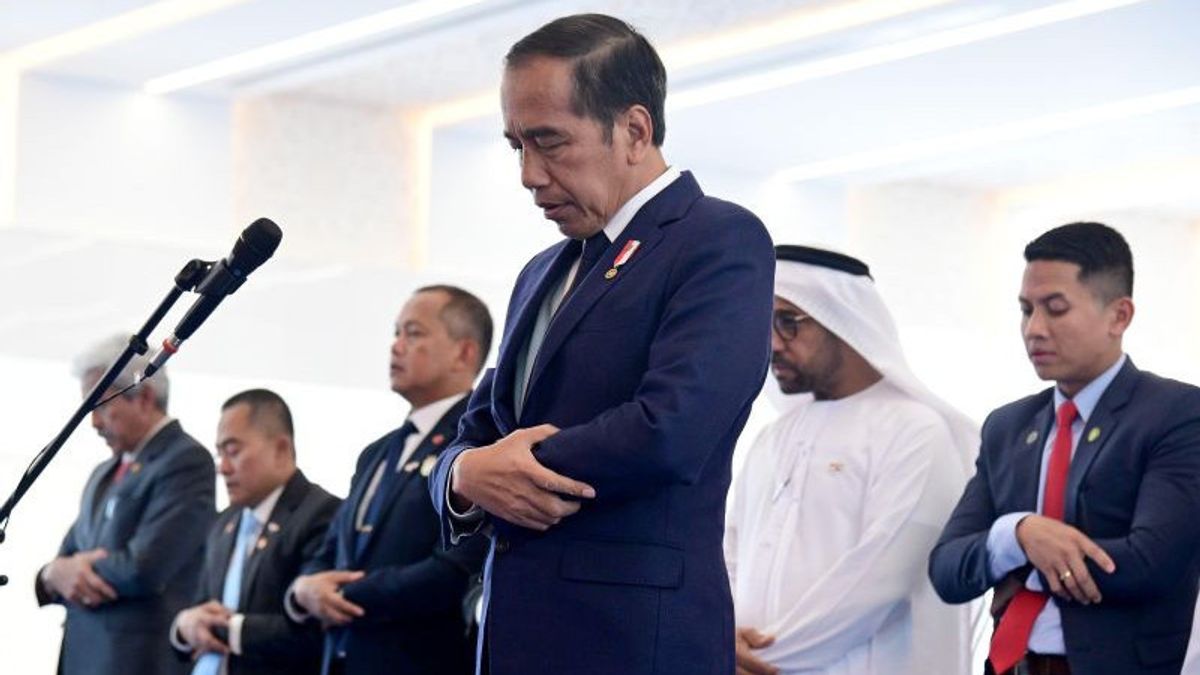 Visite d'Abou Dhabi, Jokowi effectue une salade à la mosquée présidentielle Joko Widodo