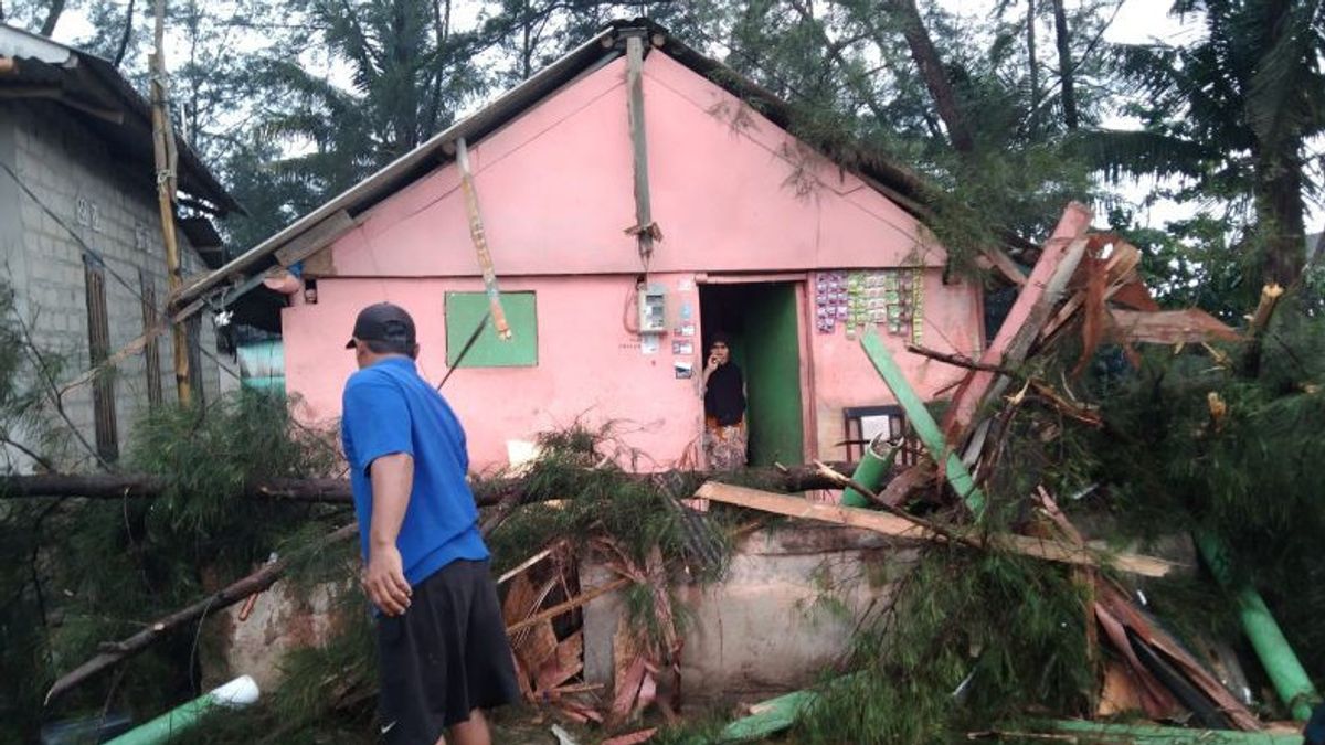 Strong Winds Hit Residents' Settlements On The Coast Of Batu Behole Bangka Tengah