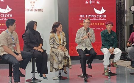 Lenzing dan Merdi Sihombing Ciptakan Kolaborasi Revolusi Fashion Berkelanjutan Melalui Pameran 'The Flying Cloth'