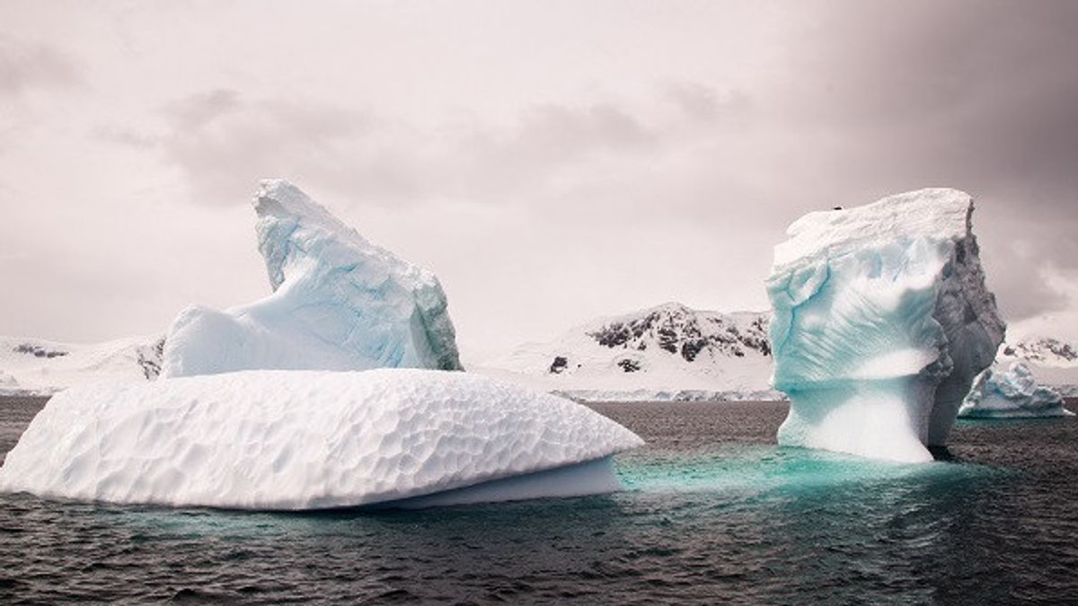 南極大陸最大の氷山は2つに分かれていますが、なぜですか?