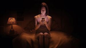 Review Film Sleep Call: Dampak Pelampiasan Kesepian di Dunia Maya 
