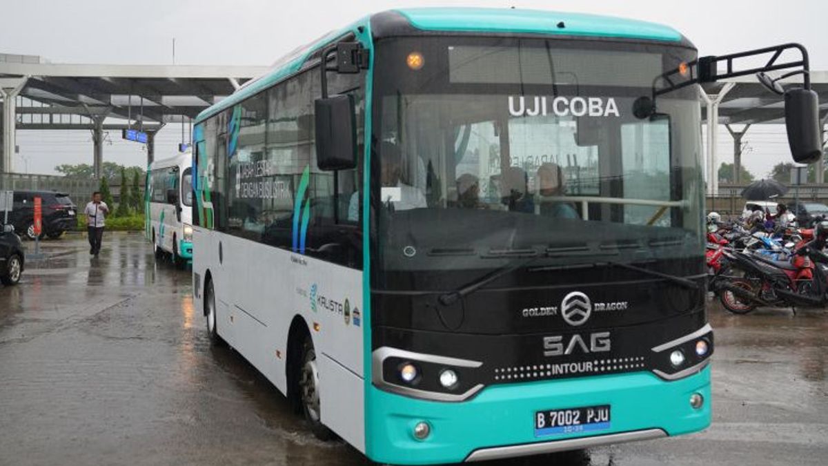KCIC 西ジャワ・ディスハブとのコラボレーションにより、テガルアール駅で電気バスを提供
