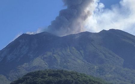 Gunung Ili Lewotolok Erupsi Setinggi 1.000 Meter Disertai Dentuman Kuat