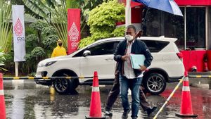 Bawa Tumpukan Dokumen, Ketua DPRD DKI Berikan Keterangan ke KPK Terkait Penyelidikan Anggaran Formula E