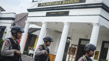テロ容疑者が警察本部に侵入、バンドン警察は現場で警察を武装 