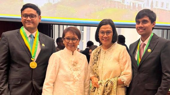 斯里·穆利亚尼(Sri Mulyani)与雷特诺·马苏迪(Retno Marsudi)的友谊故事,一起参加儿童毕业!