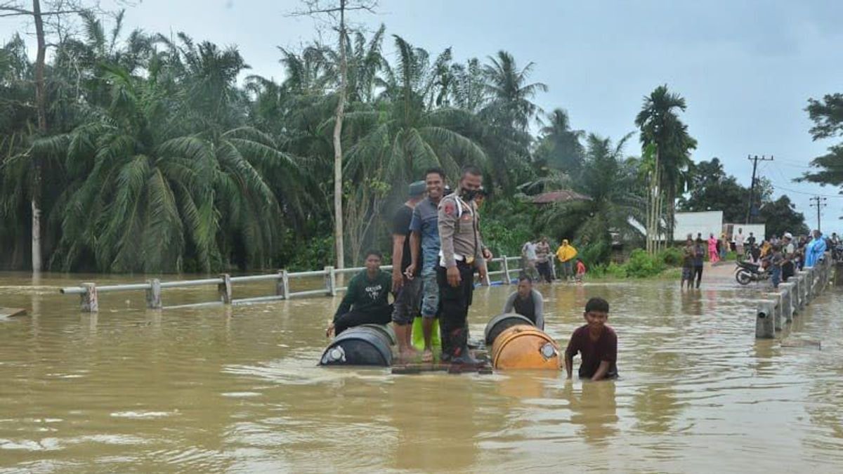 Banjir Akibatkan Jembatan Ambruk, Warga Gunakan Rakit dan Perahu Getek