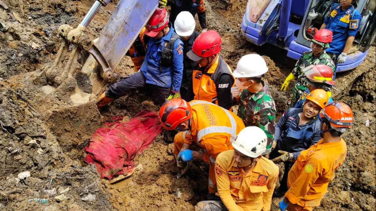 2 Victims Of Bogor Landslide Found, Elderly Woman And Baby Who Are Being Hugged