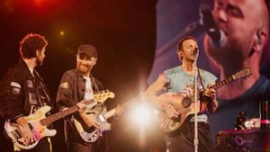 Coldplay Ajak Penonton Kirimkan Cinta dan Doa ke Keluarga Mendiang Charlie Kirk