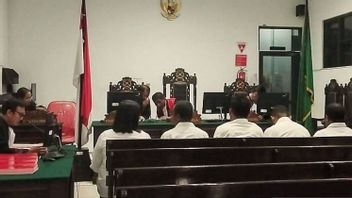 أدين بالفساد ، حكم على 5 مفوضين سابقين لجزر آرو KPU بالسجن لمدة 1.5 سنة Penajra
