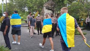  Aksi Damai Warga Ukraina di Depan Monumen Bajra Sandhi Denpasar Dibubarkan Polisi