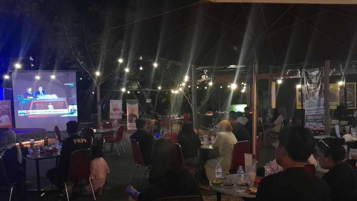 Creative, Residents Take Advantage Of Bawaslu Cars For The Fifth Debate Nobar