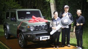 Suzuki Serahkan Satu Unit Jimny pada Pemenang Undian Test Drive Hybrid Nasional