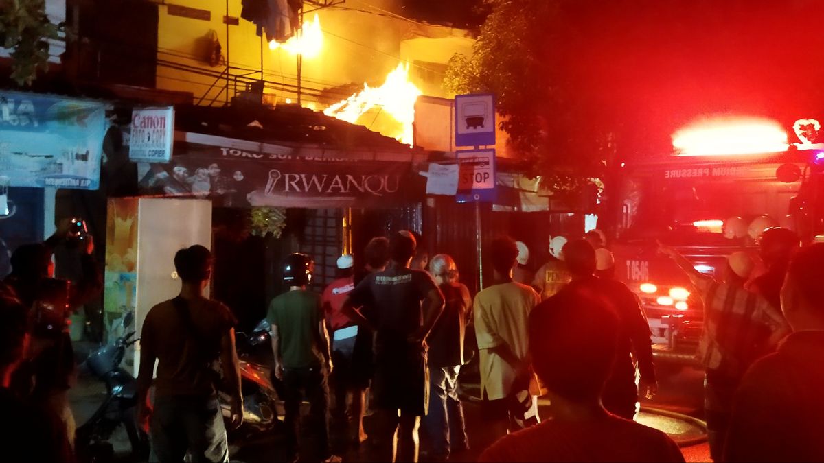 Avant l’explosion, un kiosque de poulet de poulet à Duren Sawit Ludes a pris feu