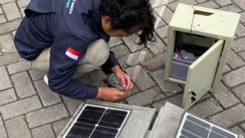 4 FT UGMの学生によって作られたゲンティンは本当に洗練されています:太陽電池、光センサーを持ち、自分自身をきれいにすることができます