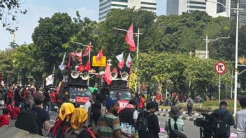 馬像でのデモは、政府が資産没収法案を可決することを要求する