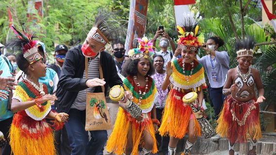 Similar To Jokowi! Ganjar Pranowo Gives Bike To Jayapura Boy After 'Burure' Joget: Will Send It Home Tomorrow