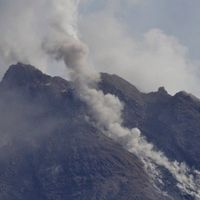 Merapi Luncurkan Awan Panas Sejauh 2,5 Km ke Barat Daya