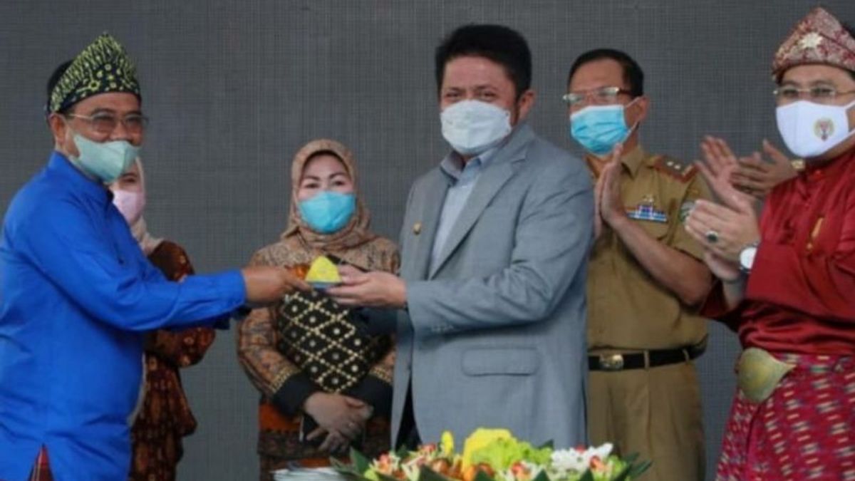 حاكم جنوب سومطرة هيرمان ديرو يشجع الفنانين والثقافة والمجتمع على الحفاظ على الثقافة الماليزية