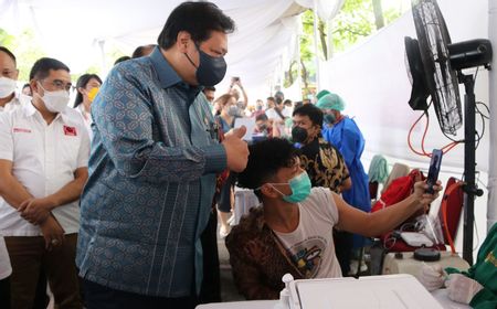 Menko Airlangga Tinjau Vaksinasi Booster di Indofood Tower Jakarta, Pesan ke Warga Disiplin Prokes