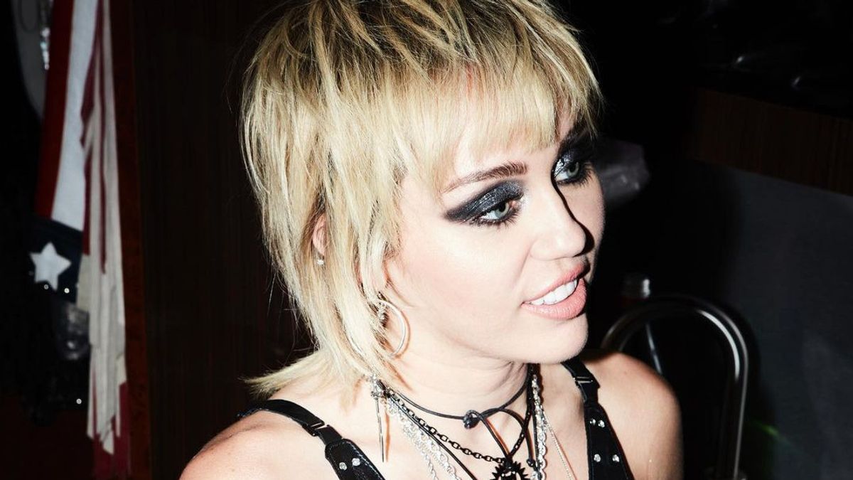 Musisi Biseksual Miley Cyrus: Perempuan Lebih Seksi dari Pria