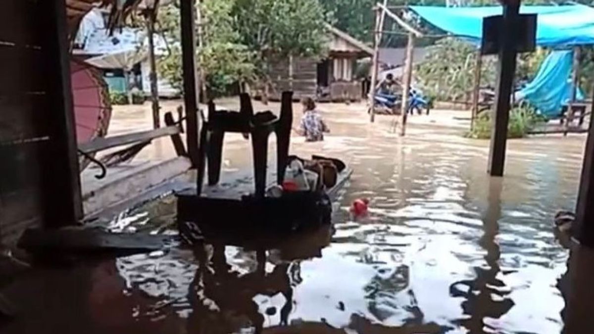 洪水と地滑りに見舞われた東アチェの2つの小地区