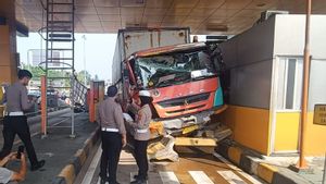 , une fois de plus, un camion Fuso frein s’est écrasé sur la barrière de péage de Ciawi 2: deux voitures sont devenues victimes