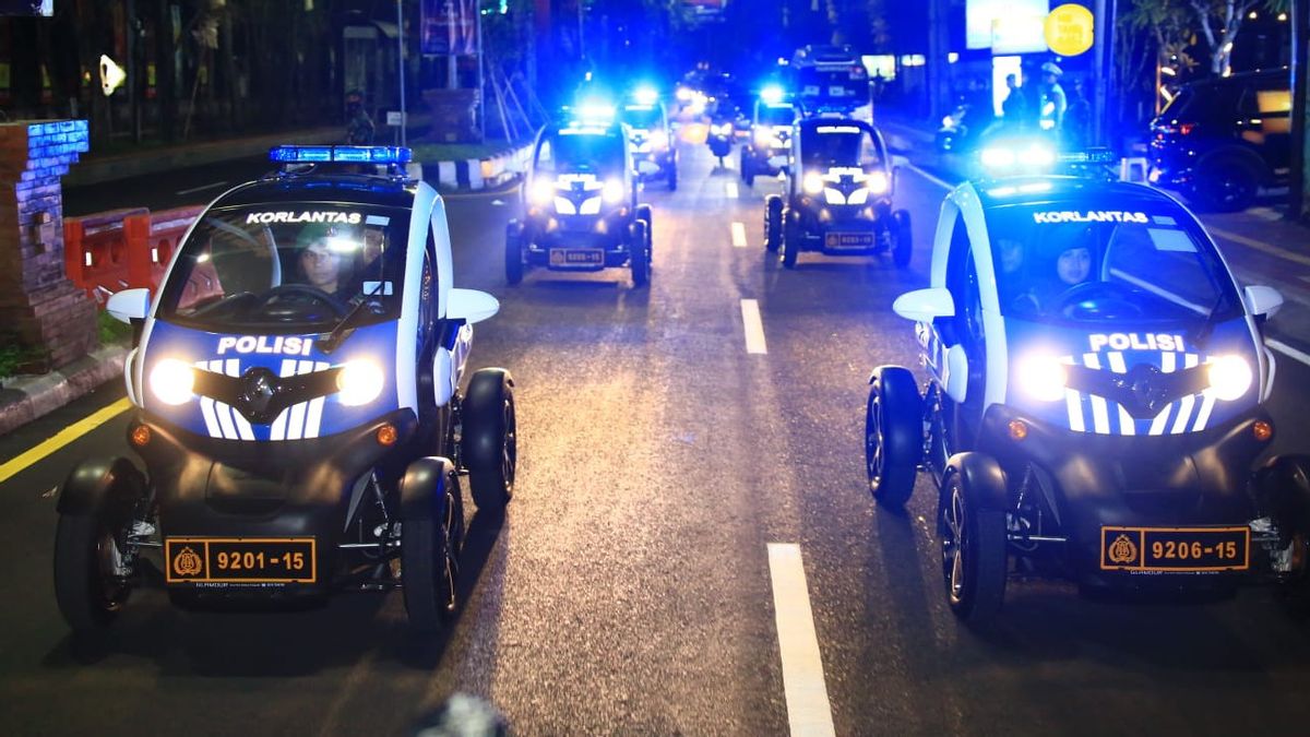 12 Members Of The TNI  Police Use Renault Twezy Electric Car For Patrol In Nusa Dua Bali