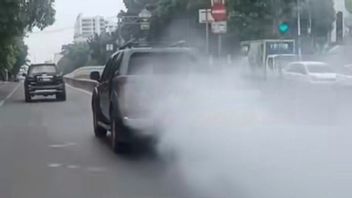 ‘Lagi Capek-capeknya Ngadepin Polusi Udara, Ketemu yang Begini di Jalan’ kata Netizen Lihat Mobil Dinas DKI Berasap Tebal