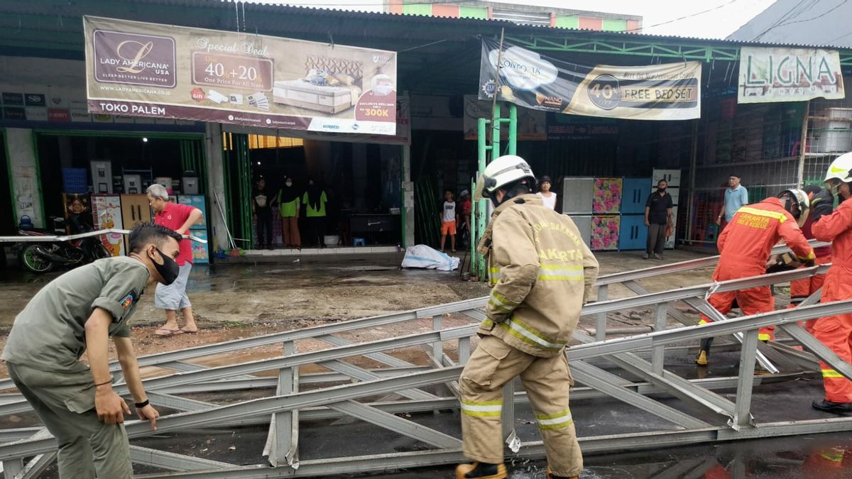 Atap Baja Ringan yang Terbang Tertiup Angin Dievakuasi Petugas Gabungan, Korban Ternyata Guru SMA 232